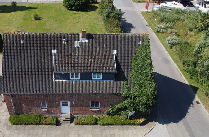 Ferienwohnung in Gro&szlig;enbrode - Am Kai 17 - Au&szlig;en - Nordseite Stellp&auml;tze vorm Haus