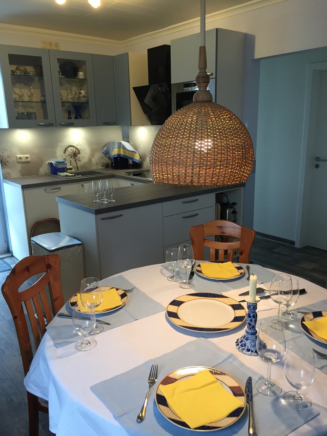 Ferienwohnung in K&uuml;hlungsborn - Ferienhaus zum Strand - behaglicher Essplatz