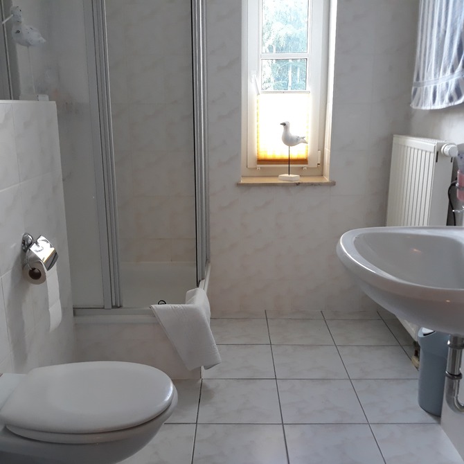 Ferienwohnung in Sellin - Sonnengl&uuml;ck in der Residenz Seeblick - Dusche u WC oben