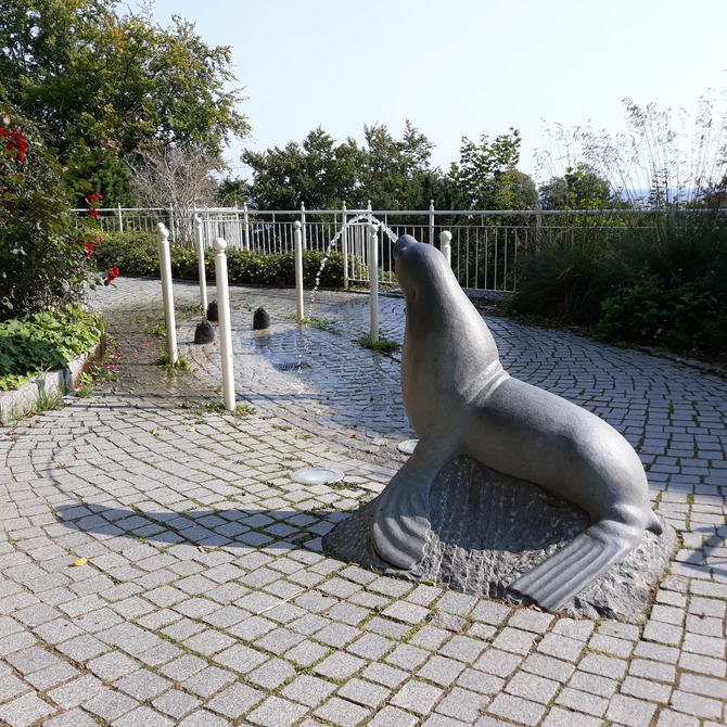 Ferienwohnung in Sellin - Sonnengl&uuml;ck in der Residenz Seeblick - Die wasserspeihende Robbe auf den Ostsee-Terrassen