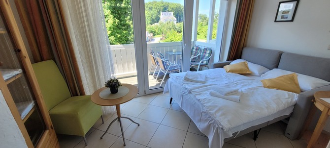 Ferienwohnung in Sellin - Sonnengl&uuml;ck in der Residenz Seeblick - Balkonzimmer, Boxspring-Couch ausgezogen