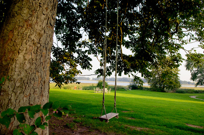 Ferienwohnung in Neuenkirchen - Gutshaus Grubnow auf R&uuml;gen - Schaukel im Garten