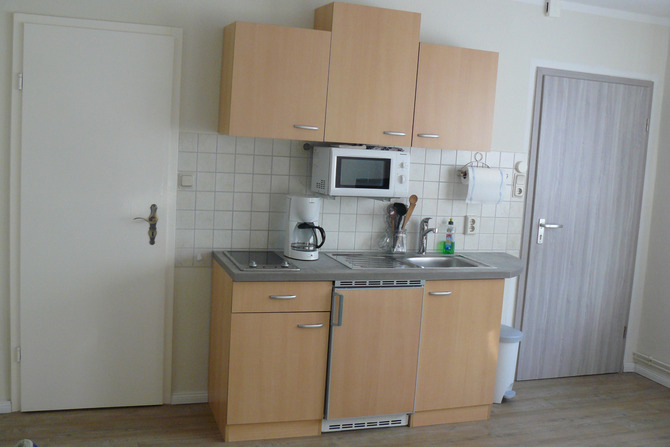 Ferienwohnung in Diedrichshagen - Kr&uuml;ger - Wohnzimmer- K&uuml;chenzeile