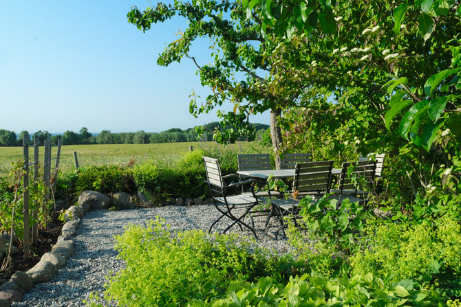 Ferienwohnung in Gro&szlig; Schwansee - Seeweg 20 - G&auml;stegarten mit Abendsonne