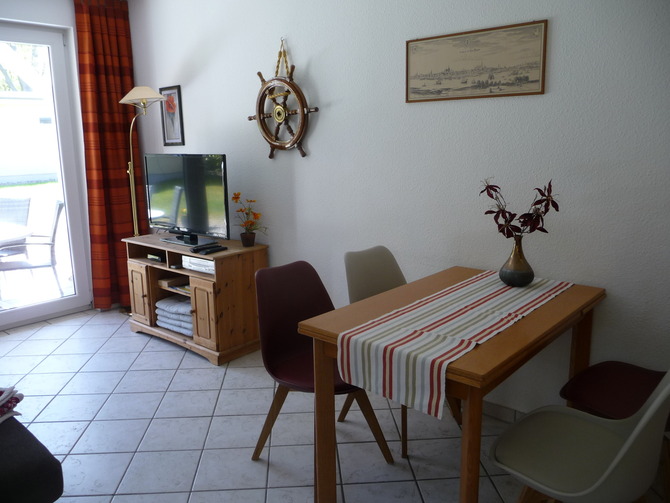 Ferienwohnung in Graal-M&uuml;ritz - Buntspecht - Essplatz und Fernseher