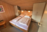 Ferienhaus in Pelzerhaken - Ferienhaus Typ B im Ferienpark AM WALDRAND - Schlafzimmer mit Doppelbett