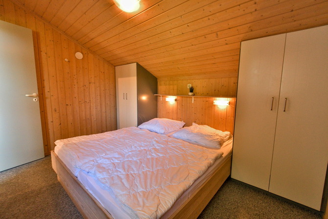 Ferienhaus in Pelzerhaken - Ferienhaus Typ C im Ferienpark AM WALDRAND - Schlafzimmer mit Doppelbett