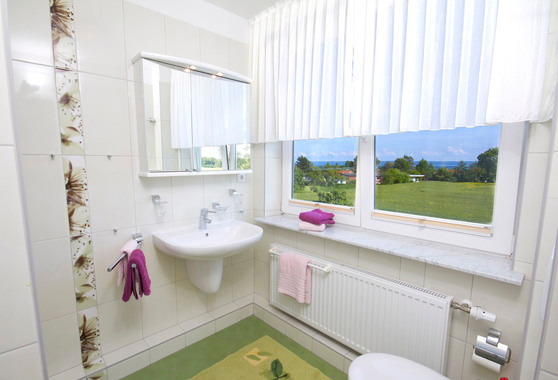 Ferienwohnung in Rettin - Ferienhof Hansen Lachm&ouml;we - Bad mit Meerblick