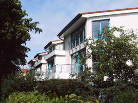 Ferienwohnung in K&uuml;hlungsborn - Strandstrasse-OstSeestern - S&uuml;dwestbalkon mit Blick auf Apfelbaum
