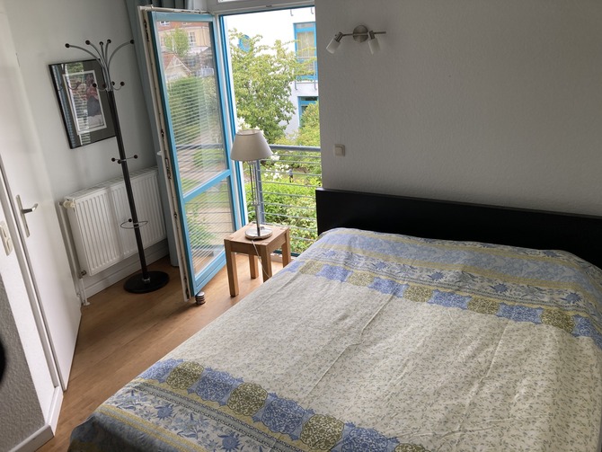 Ferienwohnung in K&uuml;hlungsborn - Strandstrasse-OstSeestern - Schlafzimmer - Fenster zum Innenhof
