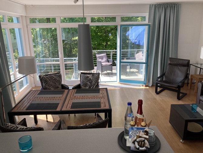 Ferienwohnung in K&uuml;hlungsborn - Strandstrasse-OstSeestern - Blick auf den Balkon von der K&uuml;che aus