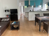 Ferienwohnung in K&uuml;hlungsborn - Strandstrasse-OstSeestern - Wohnen-Essen-Kochen-Blick auf Schlafzimmert&uuml;r
