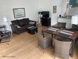 Ferienwohnung in K&uuml;hlungsborn - Strandstrasse-OstSeestern - grosses Wohnzimmer mit E&szlig;tisch