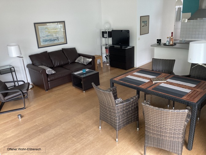 Ferienwohnung in K&uuml;hlungsborn - Strandstrasse-OstSeestern - grosses Wohnzimmer mit E&szlig;tisch