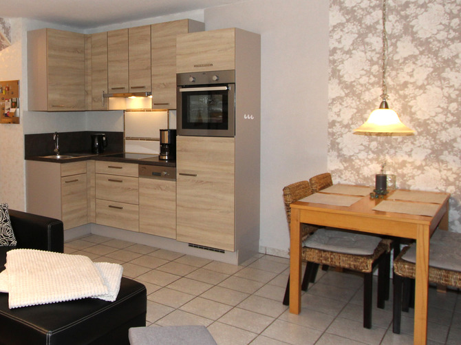 Ferienwohnung in Sch&ouml;nhagen - FerienWohnung Perlentaucher - Voll ausgestattete K&uuml;che und Esstisch
