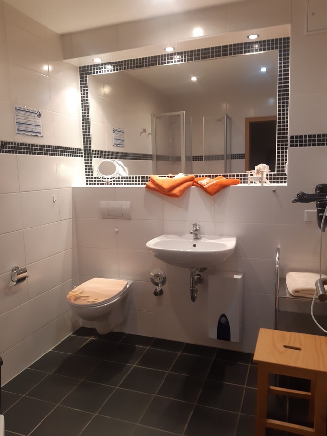 Ferienwohnung in Trassenheide - Seestern-Lilli - ger&auml;umiges Bad mit Dusche und WC