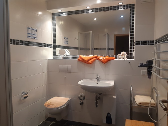 Ferienwohnung in Trassenheide - Seestern-Lilli - ger&auml;umiges Bad mit Dusche und WC