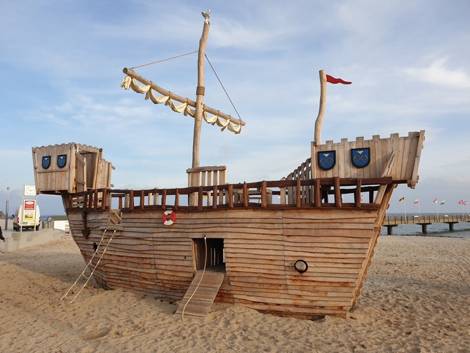 Ferienwohnung in Gro&szlig;enbrode - Haus Meerblick Whg. 3 - Piratenschiff am Strand