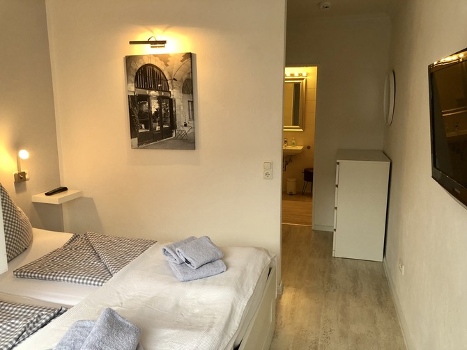 Ferienwohnung in Scharbeutz - Strandk&ouml;rbchen - Schlafzimmer mit Ankleidebereich und Bad