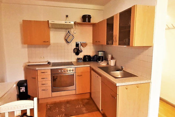 Ferienwohnung in Tremt - Zum Naturstrand - K&uuml;che mit Herd und Sp&uuml;lmaschine