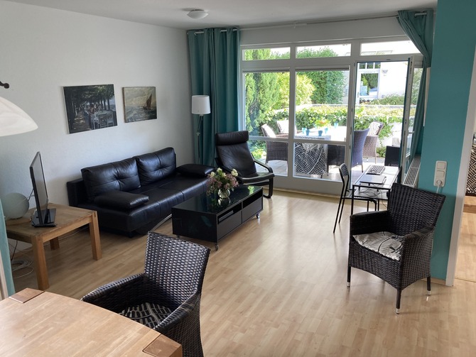 Ferienwohnung in K&uuml;hlungsborn - Strandstrasse-OstSeegarten - Wohnzimmer-Blick auf &uuml;berdachte Terrasse