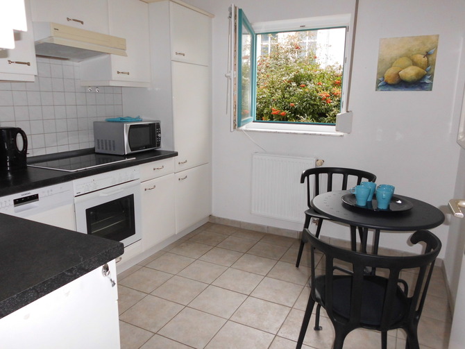 Ferienwohnung in K&uuml;hlungsborn - Strandstrasse-OstSeegarten - K&uuml;che mit Blick in den Garten
