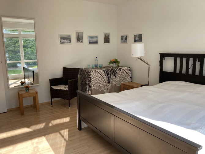 Ferienwohnung in K&uuml;hlungsborn - Strandstrasse-OstSeegarten - Schlafen 1 mit Garten im Spiegel