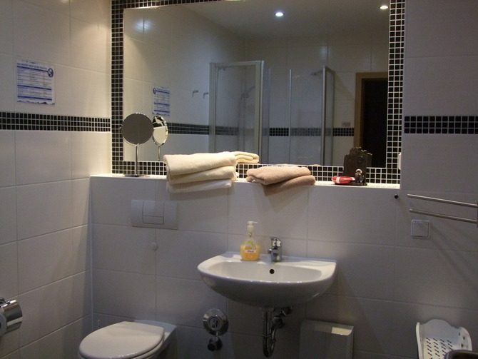 Ferienwohnung in Trassenheide - Meeresrauschen - ger&auml;umiges Bad mit Dusche und WC