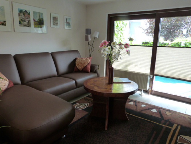 Ferienwohnung in Warnem&uuml;nde - Ziemer - Wohnraum und Terrasse