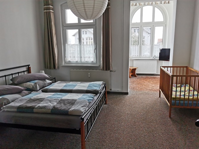 Ferienwohnung in Zinnowitz - Haus K&auml;the - Schlafzimmer 1 mit Blick auf die TV-Veranda