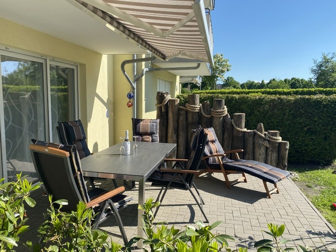 Ferienwohnung in Ostseeheilbad Zingst - Feriendomizil am Strand - Terrasse mit Sonnenschutzmarkise