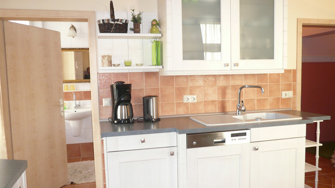 Ferienwohnung in Sassnitz - ROMANTIK 2 Balkone / Meerblick - K&uuml;che mit Blick in das 1Bad mit Fenster