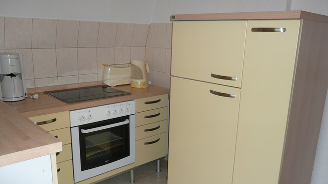 Ferienwohnung in Sassnitz - Meerblick mit Balkon - Einbauk&uuml;che mit  K&uuml;hlschrank und Zugang zum Balkon