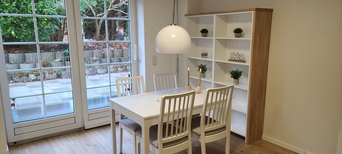 Ferienwohnung in Flensburg - Strandhygge - Wohnzimmer mit ausziehbarem Esstisch